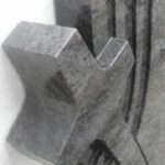 Granitni rob nagrobnega kamna z naravno strukturo.