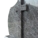 Granitni križ s tridimenzionalno obliko.