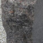 Izrez v granitni nagrobni obrobi.