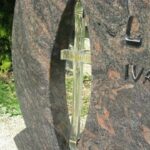 Stekleni križ vgrajen v granitni nagrobnik – detajl izdelave.
