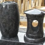 Granitna nagrobna vaza in svečnik v kompletu na nagrobniku.