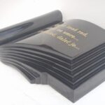 Granitna knjiga kot nagrobni dodatek z vklesanim napisom.