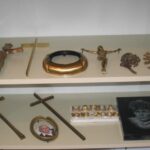 Bronasti nagrobni križi in okrasni elementi.