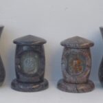 Granitne nagrobne vaze in svečniki v kompletu – kakovostni nagrobni dodatki Kamnoseštvo Kašpar.