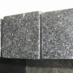 Granitni vzorčni kamnite kocke – primer teksture in obdelave.