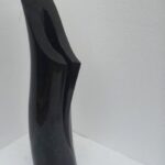 Granitna nagrobna vaza elegantne oblike – ročno izdelan dodatek za grob.