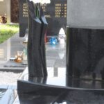 Granitna nagrobna vaza postavljena na spomeniku – primer uporabe.