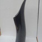 Visoka črna granitna nagrobna vaza – moderna in obstojna.