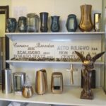 Razstava nagrobnih dodatkov: bronasti križi, vaze in svetilke.