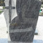 Kamniti nagrobni križ iz granita – detajl obdelave.