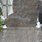 Klasičen nagrobni križ na nagrobniku