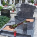 Dvojni nagrobni spomenik klasične oblike iz granita.