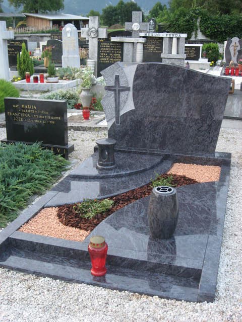 Dvojni nagrobni spomenik klasične oblike iz granita.