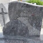 Tradicionalni dvodelni nagrobni spomenik iz granita.