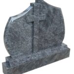 Masiven dvojni nagrobni spomenik iz temnega granita.