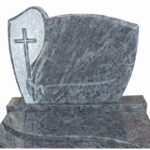 Dvojni granitni nagrobni spomenik moderne oblike.