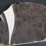 Dvojni nagrobni spomenik sodobne oblike iz granita.