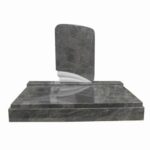 Enojni nagrobni spomenik z zaobljeno zgornjo obliko.