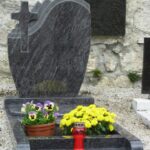 Enojni elegantni nagrobni spomenik iz granita.