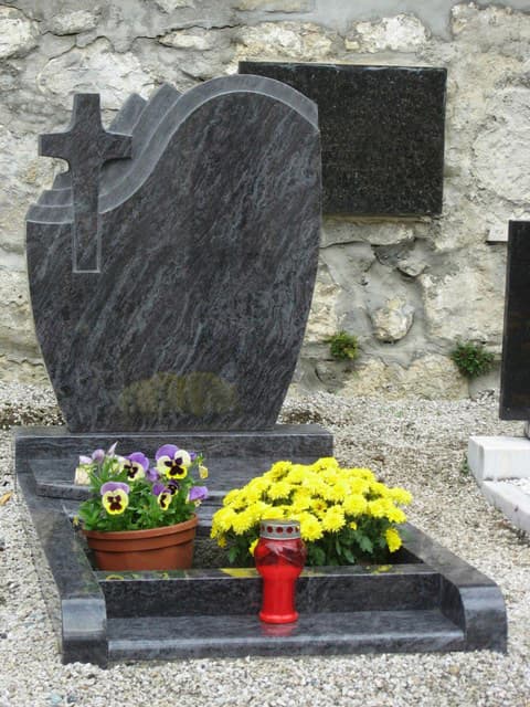 Enojni elegantni nagrobni spomenik iz granita.