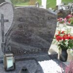 Enojni nagrobni spomenik s kamnitim motivom klasja.