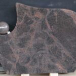 Nagrobni spomenik z okrasno granitno kroglo.