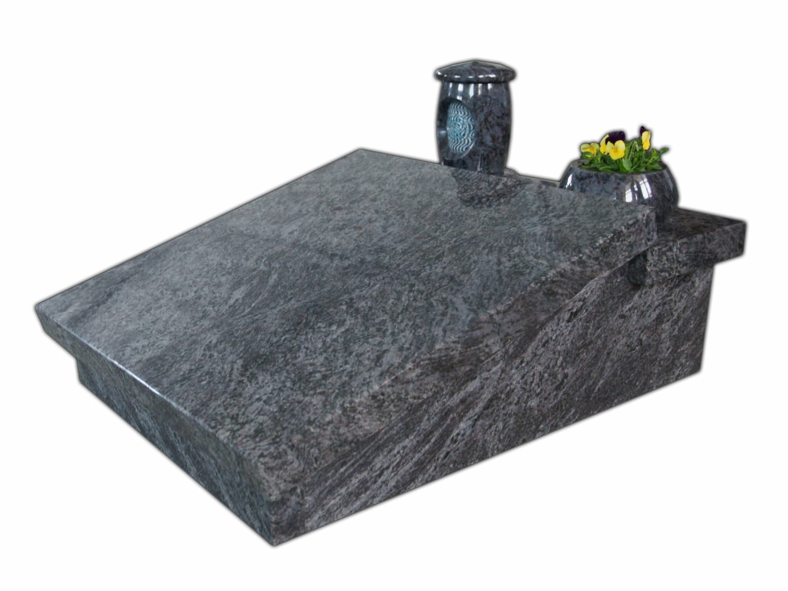 Granitni nagrobni spomenik – primer postavitve Enojni granitni nagrobni spomenik na pokopališču, primeren za ljubljanska Žale.