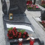 Enojni moderni granitni nagrobni spomenik.