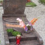 Enojni nagrobni spomenik s sodobno obliko iz granita.