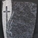 Enojni nagrobni spomenik iz granita.