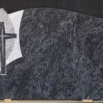 Temen enojni nagrobni spomenik modernega videza.