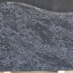 Klasičen enojni nagrobni spomenik iz granita.