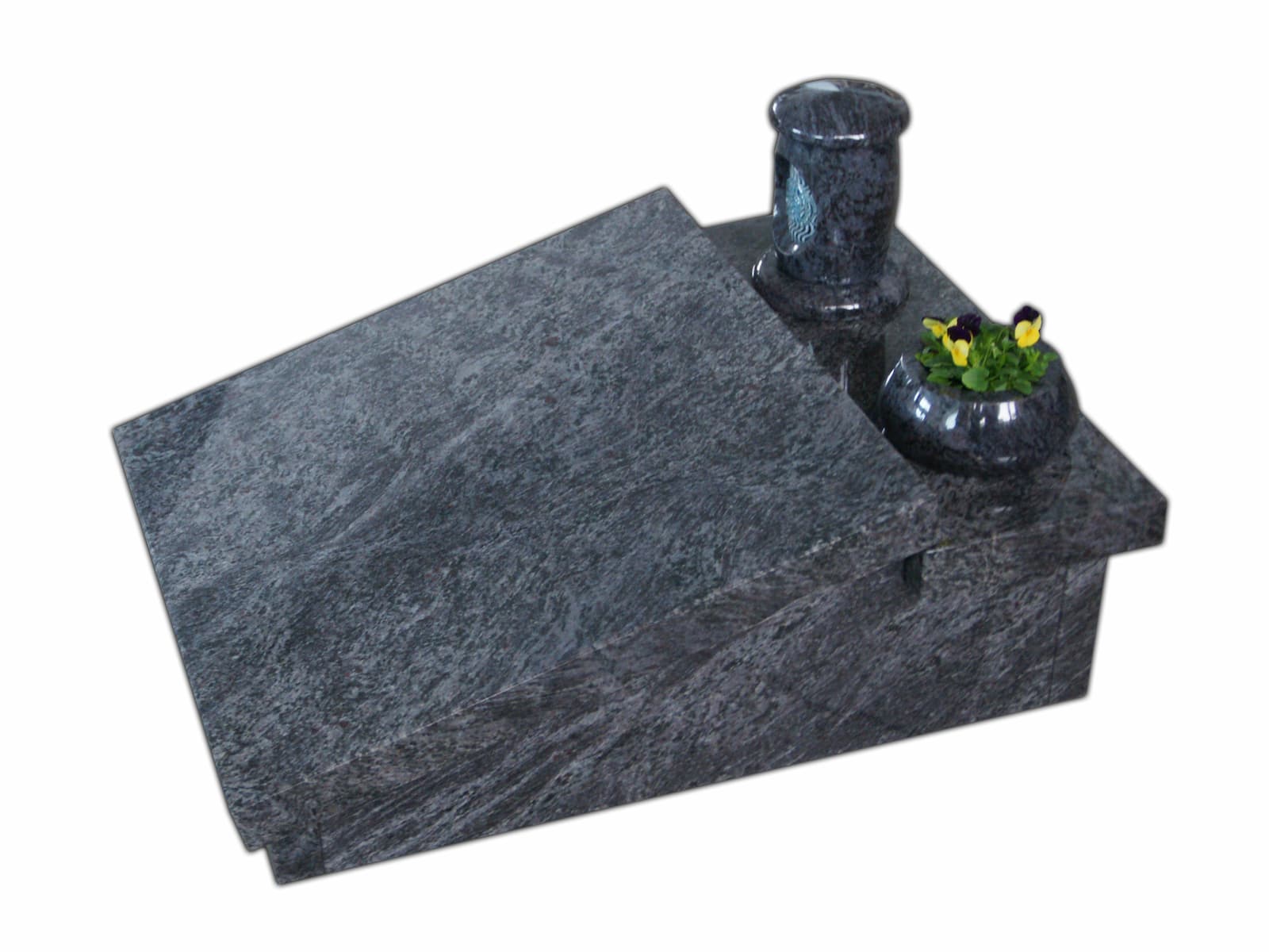 Enojni granitni nagrobni spomenik z urejenim grobom Enojni granitni nagrobni spomenik z urejeno zasaditvijo in grobnim prostorom.