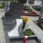 Granitni nagrobni spomenik z vklesanim križem
