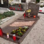 Rezana in klesana obdelava križa na nagrobnem spomeniku iz granita.