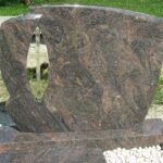 Nagrobni spomenik iz brušenega rdečega granita z dekorativnim križem